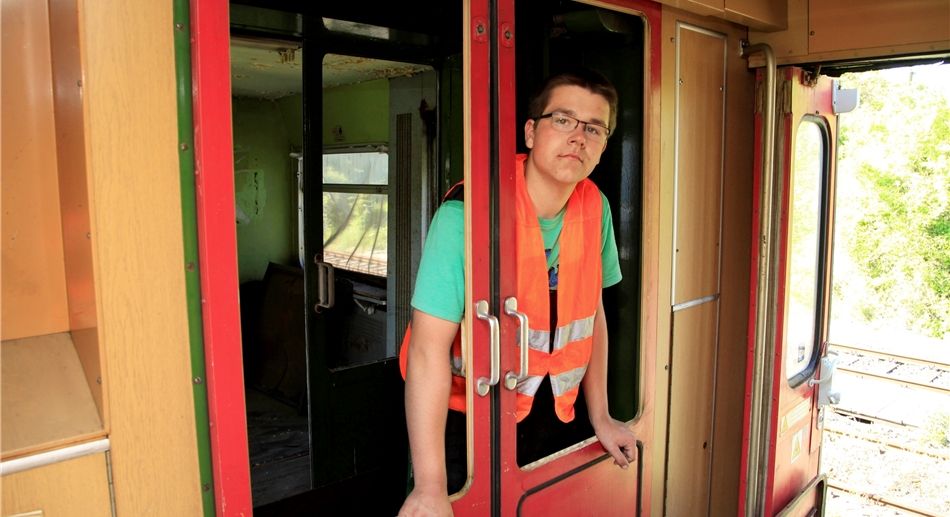 The expensive windows are destroyed: Maximilian Schöne (Löbauer Eisenbahnfreunde) stands on a passage door in a railroad car. This door is one of several that burglars have destroyed the early Thursday evening. The damage amounts to around EUR 10 000. Foto: Rafael Sampedro