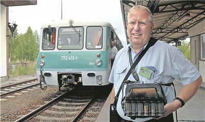 Osef-Vizechef Ralph Gruner hat gut lachen. Wie hier im Zittauer Bahnhof, wird die Ferkeltaxe der Eisenbahnfreunde auch bald wieder von Löbau aus losrollen.Foto: Thomas Eichler