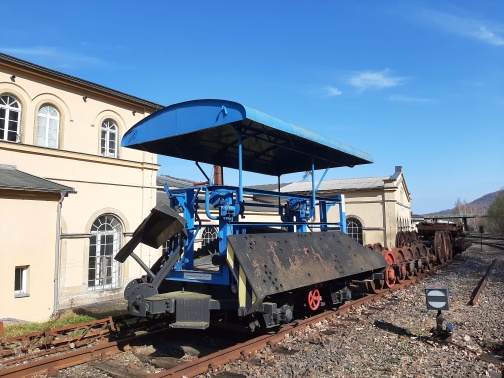 Bettungspflug am historischem Maschinenhaus 