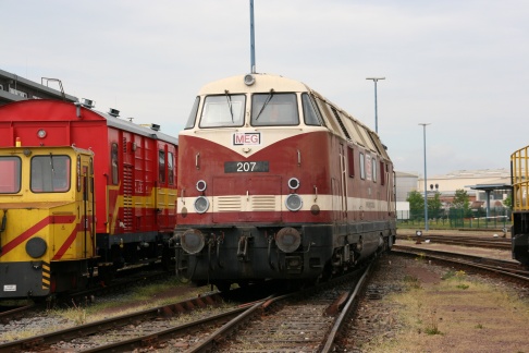 MEG 207 ex DR 118 791 verläßt den Lokschuppen in Schkopau am 27.04.2019