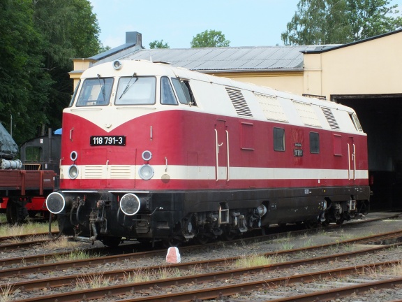 118 791-3 präsentiert sich nach einer Wäsche und dem Anbau neuer Nummernschilder wieder im Reichsbahntypischen Gewand.