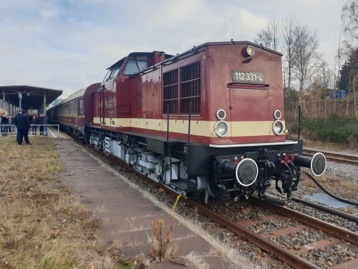 SSR 2019: V100 vor dem Sonderzug in Neustadt