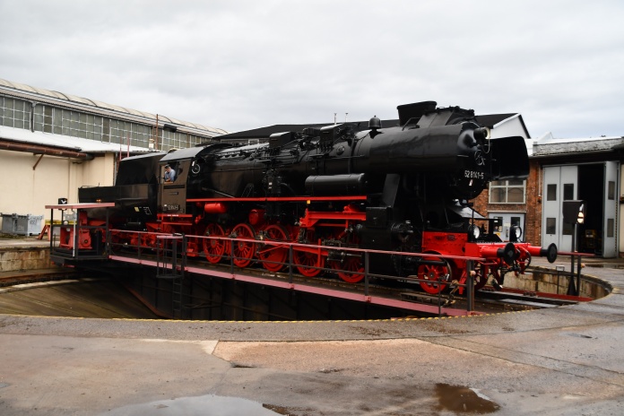 52 8141-5 auf der Drehscheibe des Dampflokwerkes Meiningen am 12.03.2020