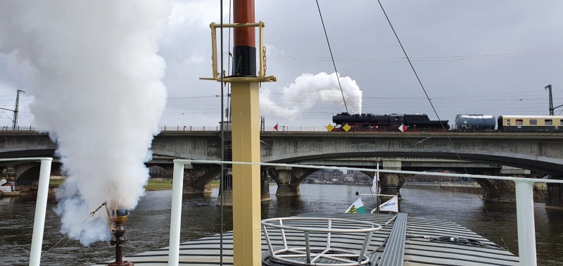 Geisterzug mit 52 8141-5 auf der Marienbrücke vom Dampfschiff 