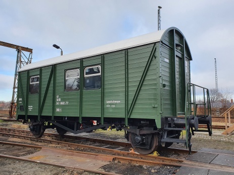 Trapo- Begleiterwagen im neuen Glanz nach seiner Aufarbeitung bei der BAO Zittau im Jahr 2020