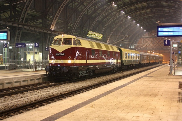 Sonderzug der OSEF mit 118 552-9 im Bahnhof Dresden-Neustadt
