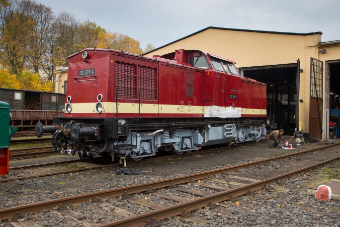 Vereinseigene Diesellok 112 331-4 ist von der Generalreparatur und Hauptuntersuchung nach EBO wieder zurück. Vor der feierlichen Inbetriebnahme am 11.11.2016 wurde sie noch ein wenig aufgehübscht. Vereinsmitglieder führen hier die letzten Lackierungsarbeiten aus.