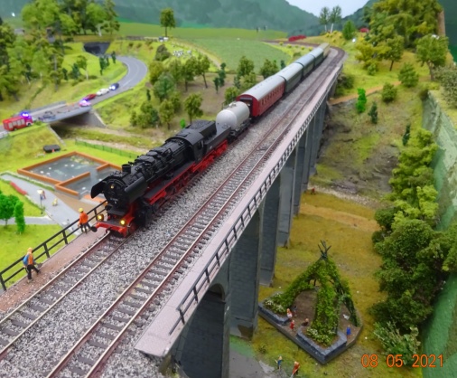 52 8080 mit einem OSEF-Sonderzug bei der Einfahrt in den Bahnhof Löbau