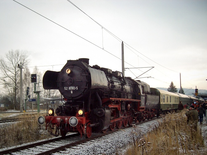 52 8080 vor dem Adventssonderzug ins Erzgebirge im Bahnhof Flöha am 29.11.2008