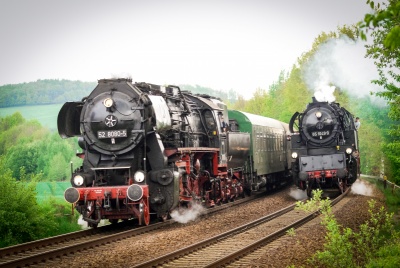 52 8080-5 und 65 1049-9 bei der Parallelfahrt von Reichenbach nach Löbau bei der Blockstelle Rosenhain am 09.05.2010