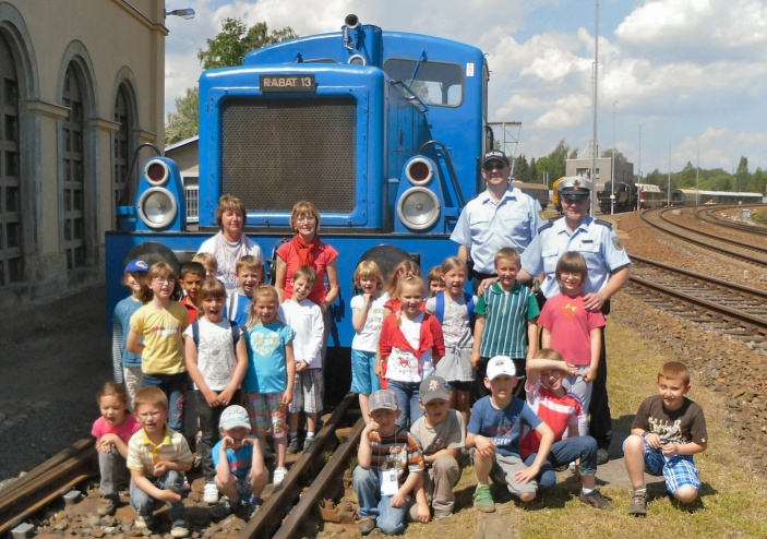 Gruppenbild der Klasse 1a am Maschinenhaus der OSEF e.V.