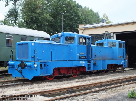 101 020-6 und 102 034-6 vor den geöffneten Toren des Maschinenhauses