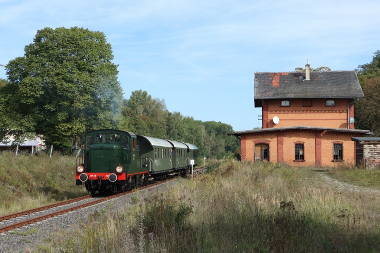 KSK-Sonderzug mit SM30-507 an der Spitze passiert den früheren Bahnhof Wymiarki auf der Fahrt nach Przewóz (Priebus) als OSEF-Sonderzug über unbekannte polnische Gleise