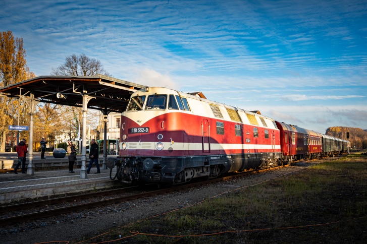 118 552-9 mit dem OSEF-Sonderzug im Bahnhof Neustadt (Sachs)