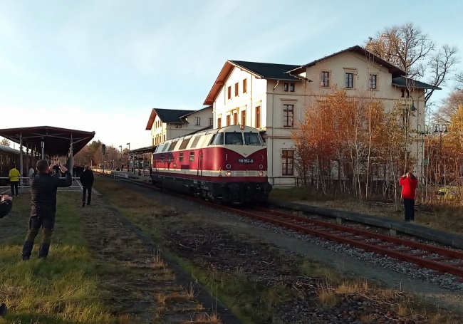 Sächsische-Schweiz-Rundfahrt mit 118 552-9 im Bahnhof Neustadt