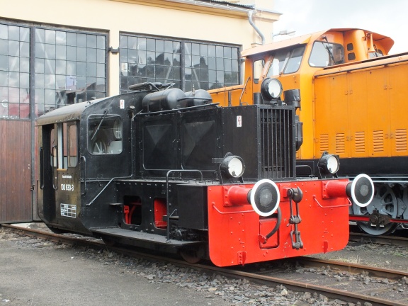 100 630-3 neben 106 555-6 vor dem Maschinenhaus.