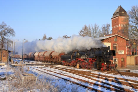 52 8080-5 am 29.01.2011 mit Fotogüterzug Einfahrt Niesky