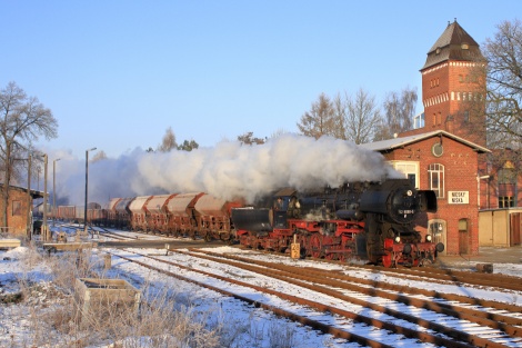 52 8080-5 am 29.01.2011 mit Fotogüterzug Einfahrt Niesky