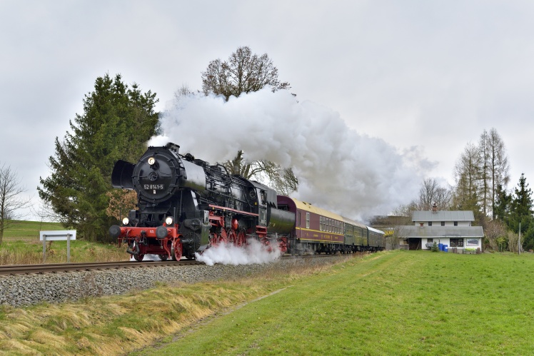 Sonderzug am Karfreitag.
Mit dem Osterhasen durch die Oberlausitz.
52 8141 vor Neusalza-Spremberg