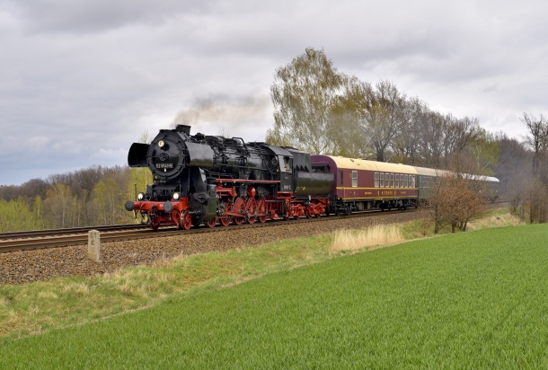 Sonderzug am Karfreitag.
Mit dem Osterhasen durch die Oberlausitz.
52 8141 vor Neusalza-Spremberg