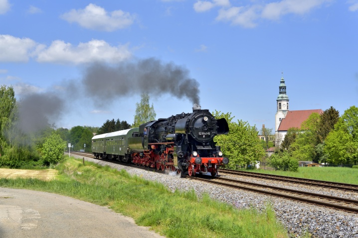 Chaterfahrt mit 52 8141, bei der Durchfahrt in Oderwitz.