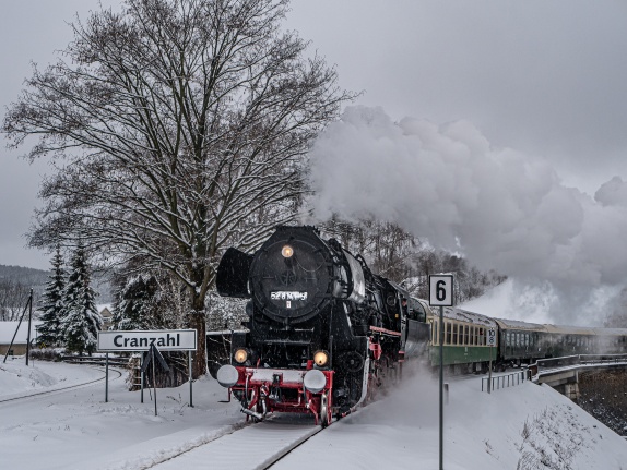 Einfahrt 52 8141-5 im Bahnhof Cranzahl zur Abstellung des Chemnitzer Spnderzug am 23. Dezember 2023