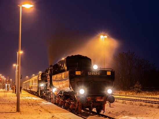 52 8141-5 am Abend des 14. Januar 2024 im Bahnhof Ebersbach in Richtung Rumburk