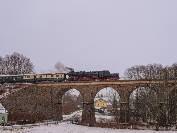 52 8141-5 am Vormittag des 14. Januar 2024 auf dem Viadukt in Großschweidnitz Richtung Rumburk.