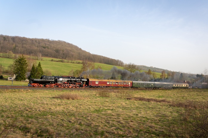 52 8141-5 mit dem OSEF Sonderzug bei Velký Šenov im Schluckeauer Zipfel