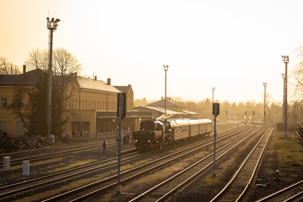 OSEF-Sonderzug im Bahnhof Rumburk in der Abendsonne