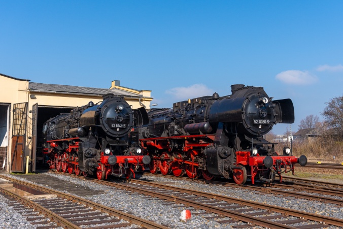 Die beiden Dampfloks 52 8080-5 und 52 8141-5 vor dem Löbauer Maschinenhaus