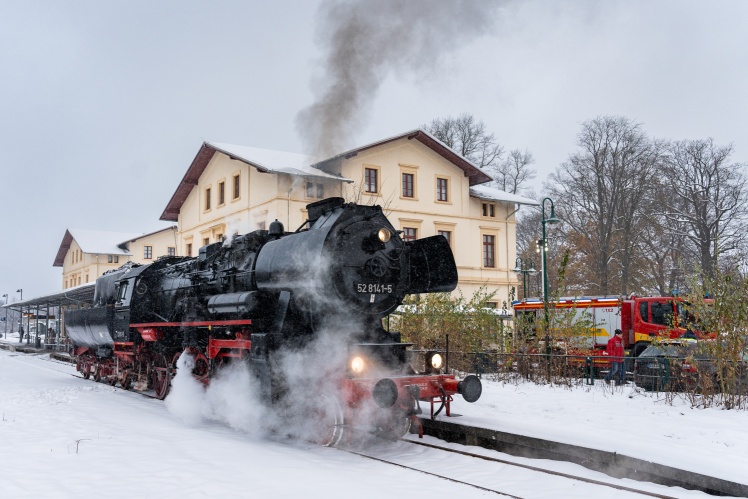 52 8141-5 beim Wassernehmen von der Feuerwehr im Bahnhof Neustadt (Sachs)