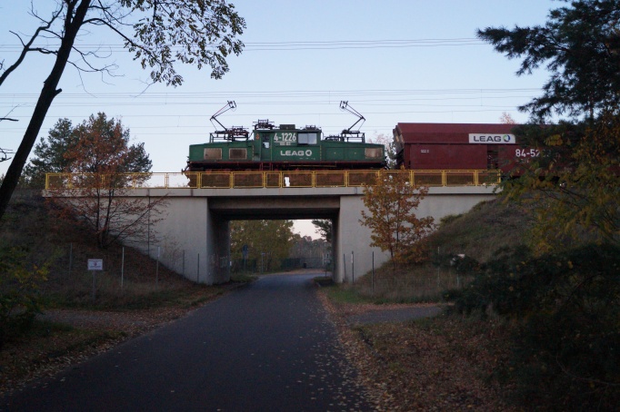 Kohlezug für das Kraftwerk Jänschwalde bei Watowainz am 07.11.2020