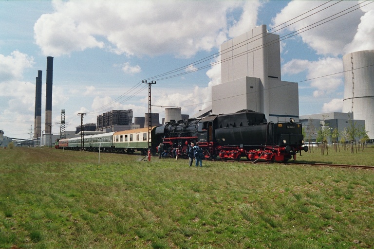 OSEF-Sonderzug mit dem Kraftwerk Boxberg im Hintergrund am 30.04.2006