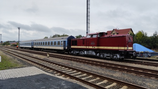 112 331-4 mit den beiden YB70 Sitzwagen im Bahnhof Rumburk