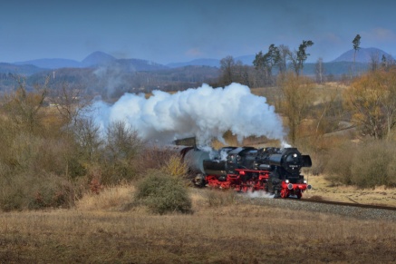 Lok 528141-5 mit dem Zug mit weissem Dampf in Bohatice (Zakupy) (CZ)