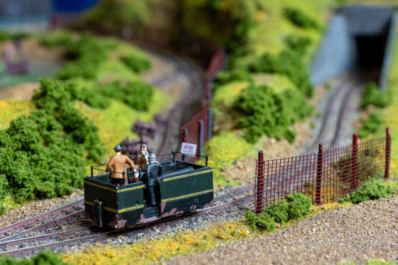 Mit der Feldbahndraisine fahren Egon, Benni und Kjeld auf mächtig gewaltiger Mission in den Bunker.