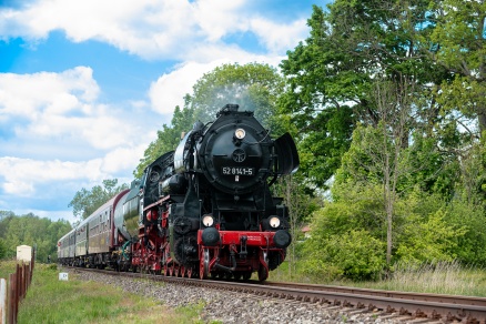 52 8141-5 mit dem OSEF-Sonderzug bei Horní Podluží.